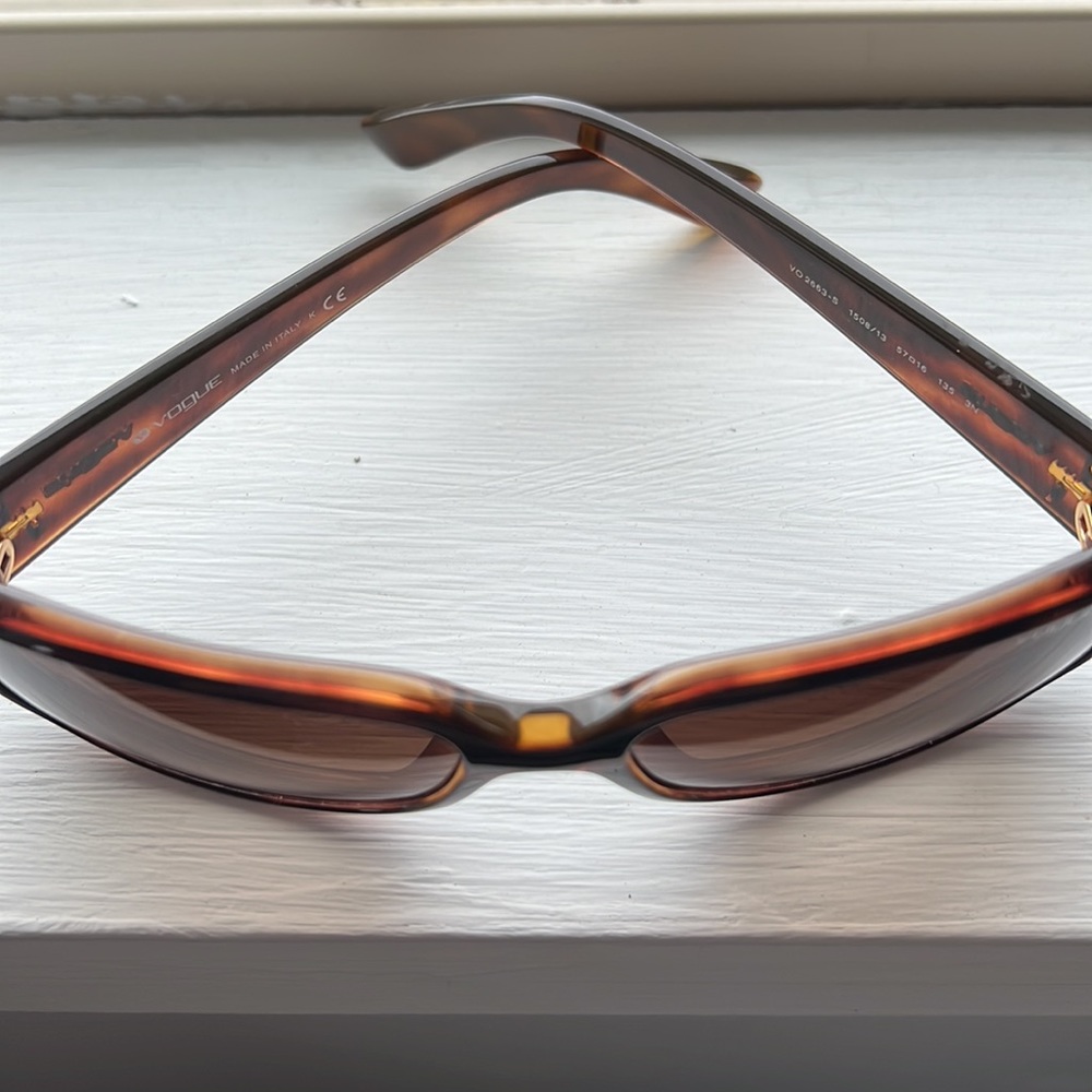 Vogue sunglasses and case no scratches - Picture 2 of 7